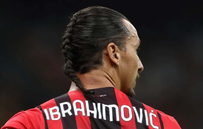 Ibrahimovic với quả tóc đuôi ngựa luôn là trung tâm của sự chú ý