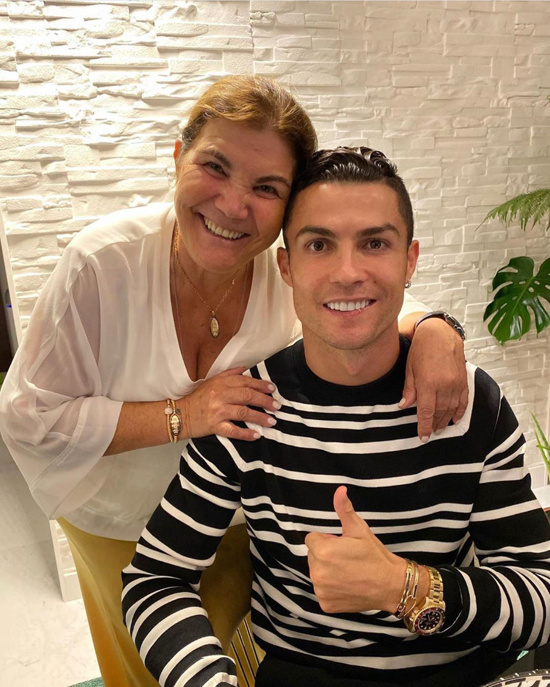 Lý do Ronaldo cấm mẹ tham dự các trận đấu quan trọng