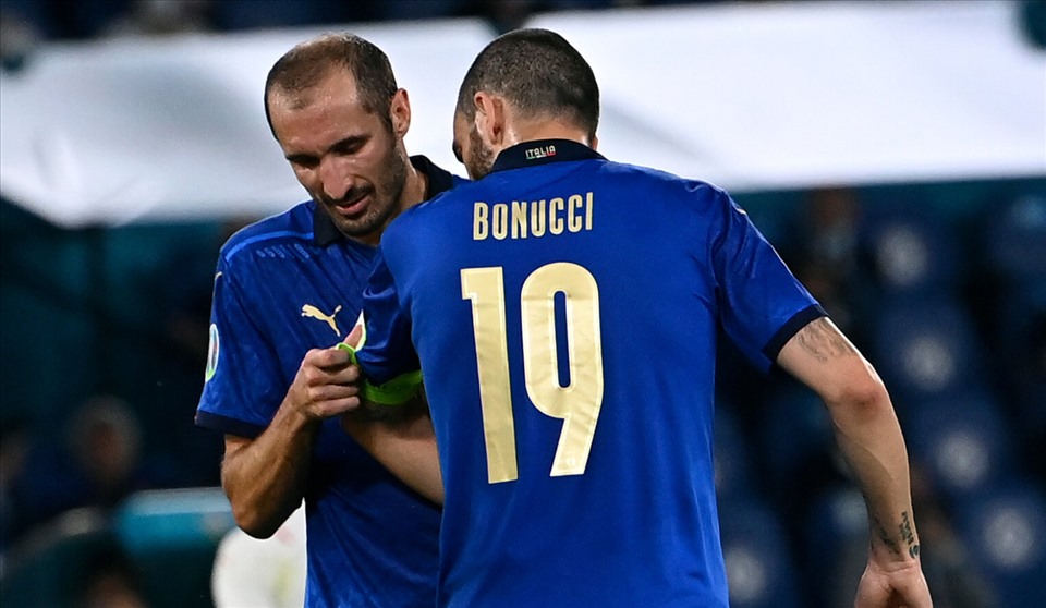 Bonucci thuyết phục Chiellini hoãn quyết định giải nghệ 
