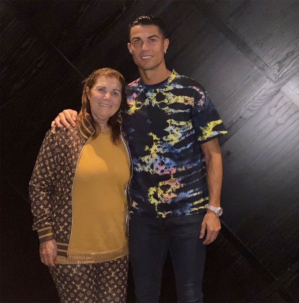 Tình yêu của mẹ Ronaldo dành cho con trai