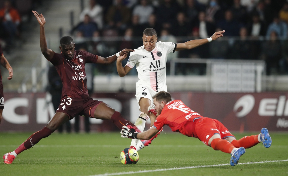 Hakimi tỏa sáng rực rõ với 1 cú đúp ở trận Metz vs PSG