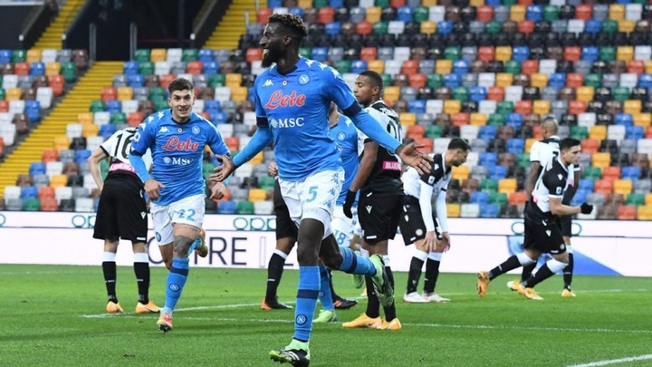 Các cầu thủ Udinese có những màn đáp trả nhưng đều bất lực trước hàng thủ kín kẽ của Napoli
